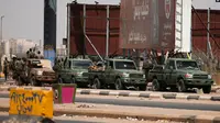 Militer Sudan dikerahkan untuk mengamankan unjuk rasa pasca kudeta militer di Khartoum, Selasa (26/10). (AP)