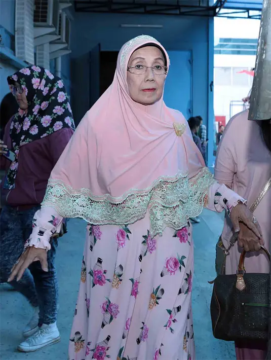 Berbagai persiapan telah dilakukan jelang pernikahannya dengan Ajib Rosidi, budayawan asal Majalengka. Beberapa jam sebelum resmi menikah, ia mengungkapkan perasaannya kepada Bintang.com secara eksklusif. (Deki Prayoga/Bintang.com)