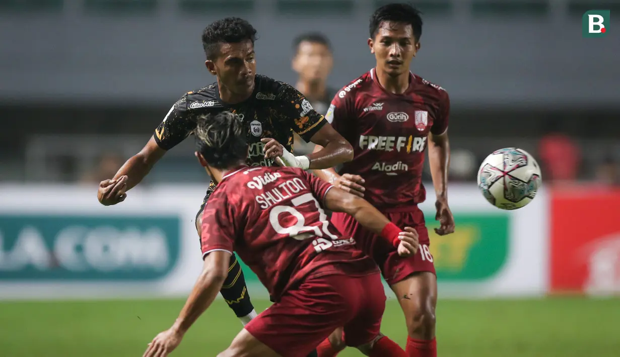 Pemain Rans Cilegon FC, Alfin Tuasalamony (kiri) berusaha melewati dua pemain Persis Solo, Mochamad Shulton Fajar dan Chrystna Bhagascara dalam laga final Liga 2 2021 di Stadion Pakansari, Bogor, Kamis (30/12/2021). (Bola.com/Bagaskara Lazuardi)