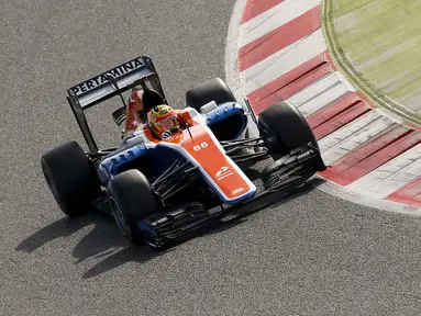 Pebalap Manor Racing, Rio Haryanto dari Indonesia memacu mobilnya dengan catatan waktu 1m28.249s pada sesi test pramusim F1 hari ke-3 di Sirkuit Catalunya, Barcelona, Rabu (24/2/2016) WIB.  (REUTERS/Sergio Perez)