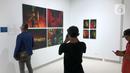 Pengunjung mengamati karya fotografi yang dipajang dalam pameran bertajuk Innovation di Erasmus Huis, Jakarta, Kamis (5/3/2020). Pameran yang menceritakan tentang inovasi dari karya dari 10 pewarta foto tersebut berlangsung hingga 5 April 2020. (Liputan6.com/Immanuel Antonius)