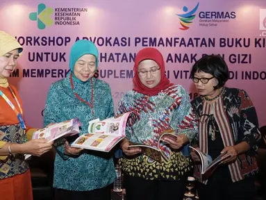 Dirjen Kesehatan Masyarakat MQIH Kirana Pritasari didampingi Sri Kusyuniati, Eni Gustina dan Laksmi Widyastuti saat Workshop Advokasi Pemanfaatan Buku KIA untuk kesehatan Ibu dan Anak, Jakarta, Rabu (19/9). (Liputan6.com/HO/Reza)