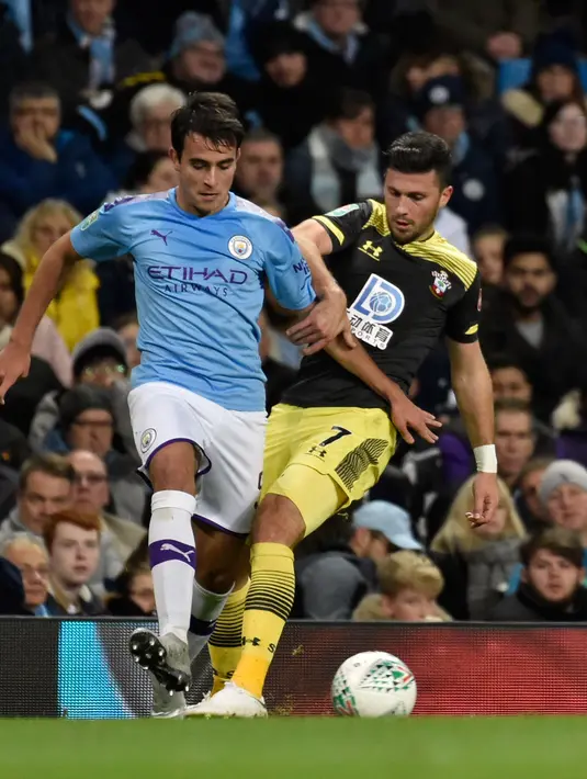 Bek tengah Manchester City, Eric Garcia berebut bola dengan pemain Southampton, Shane Long pada babak ketiga  Carabao Cup 2019/2020 di Stadion Etihad, Selasa (29/10/2019). Manchester City melaju mulus ke perempat final setelah menang 3-1 atas Southampton. (AP/Rui Vieira)