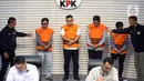 Sementara, Ahmad Thoha alias Anang dan Mendra S.B yang merupakan pihak swasta dijerat dengan pasal 5 ayat 1 huruf a atau pasal 5 ayat 1 huruf b atau pasal 13 UU nomor 31 Tahun 1999 Tipikor juncto pasal 55 ayat 1 ke-1 KUHP. Tampak dalam foto, Mendra SB; Anggota Dewan Perwakilan Rakyat Daerah (DPRD) Kabupaten Ogan Komering Ulu periode 2024-2029, Robi Vertigo; Wakil Ketua Dewan Perwakilan Rakyat Daerah (DPRD) Kabupaten Ogan Komering Ulu periode 2024-2029, Parwanto; dan Ahmat Thoha (memakai rompi tahanan dari kiri ke kanan) saat mengikuti rilis penetapan penahanan di Gedung Merah Putih Komisi Pemberantasan Korupsi (KPK), Jakarta, Kamis 20 November 2025. (Liputan6.com/Helmi Fithriansyah)