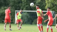 Rekrutan baru Persija, Ade Jantra (kanan) bergabung dalam latihan perdana Persija, Rabu (17/2/2016). bersama Ismed Sofyan, Maman Abdurrahman, dan beberapa pemain lain. (Bola.com/Nicklas Hanoatubun)