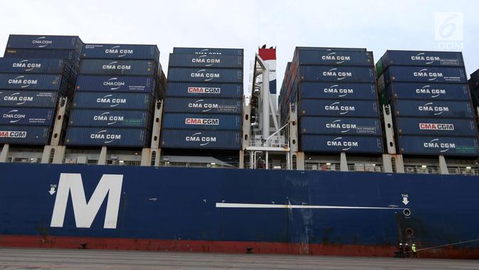 Penampakan kapal besar (Direct Call) pembawa kontainer yang membawa ekspor Indonesia ke Amerika Serikat (AS) di Pelabuhan Tanjung Priok, Jakarta, Selasa (15/5). (Liputan6.com/Angga Yuniar)