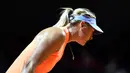 Ekspresi Maria Sharapova saat melawan Roberta Vinci dalam pertandingan putaran pertama Grand Prix WTA di Stuttgart, Jerman (26/4). Sharapova berhasil menang pada pertandingan pertamanya setelah terbebas dari hukuman. (AFP Photo/Thomas Kienzle)