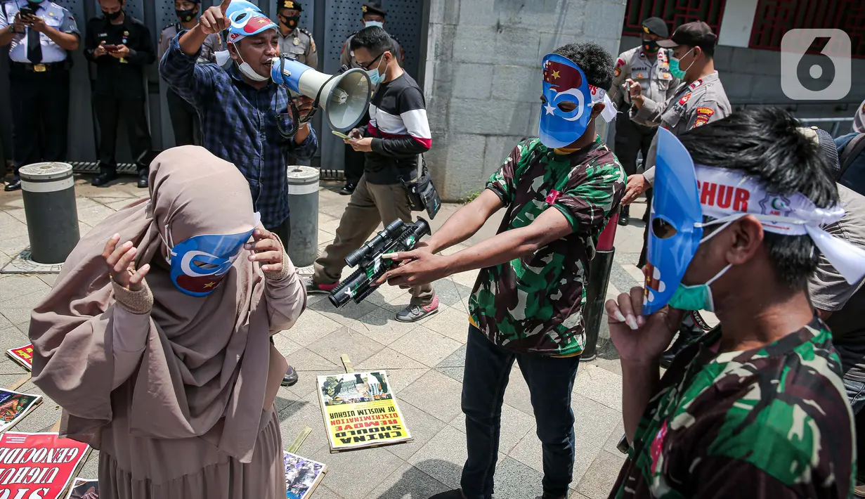 Massa Aliansi Mahasiswa Islam berunjuk rasa di depan Kantor Kedutaan Besar Republik Rakyat China, Jakarta, Kamis (25/3/2021). Massa menuntut pemerintah China lewat kedutaan besarnya di Indonesia segera menghentikan penyiksaan, penyanderaan, dan pemerkosaan muslim Uighur. (Liputan6.com/Faizal Fanani)