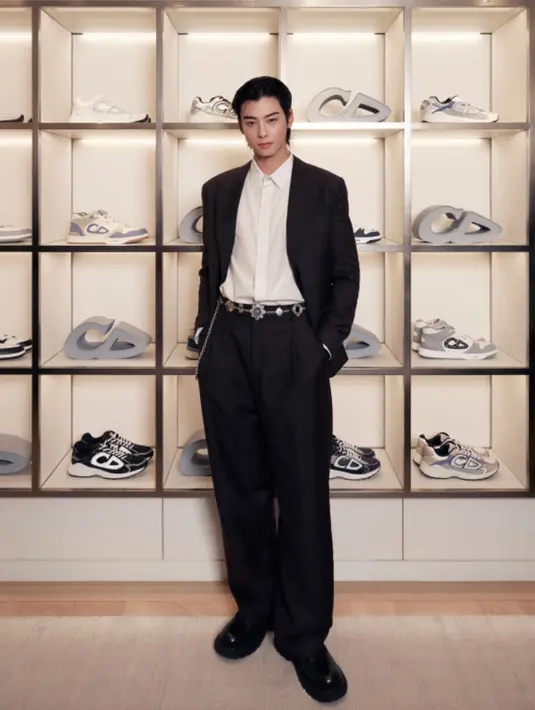 Terlihat ia mengenakan sabuk dengan beragam motif, membuat tampilannya tak membosankan. Serta kemeja putih sebagai inner.  [Dior]