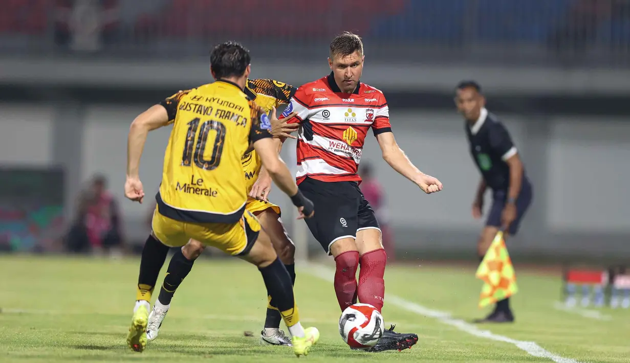 Berupaya mengejar ketertinggalan gol, Madura United terus tampil menekan pertahanan Persija lewat beberapa serangan berbahaya. (Bola.com/Abdul Aziz)