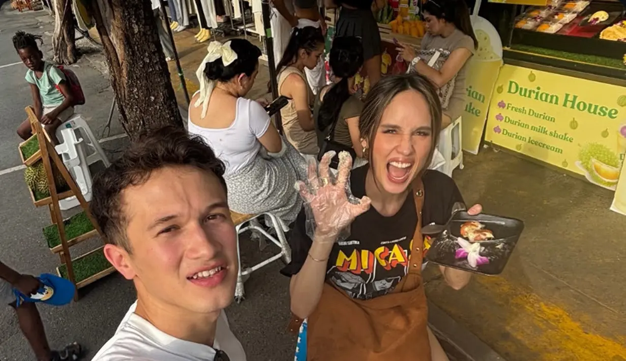 Cinta Laura memilih liburan ke Bangkok, Thailand bersama kekasihnya. Cinta pun tampak mengenakan pakaian santai dengan atasan lengan pendek hitam dipadukan celana pendek dan sneakers putih. [@claurakiehl]