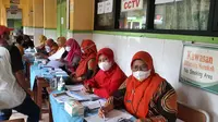 SDN 05 Bukit Duri, Tebet, Jakarta Selatan menggelar vaksinasi dosis kedua bagi peserta didiknya. (Liputan6.com, Yopi Makdori)