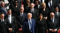 Presiden Amerika Serikat (AS) Donald Trump menghadiri prosesi pemakaman Paus Fransiskus bersama Melania dan duduk di barisan depan. (dok. Mandel NGAN / AFP)