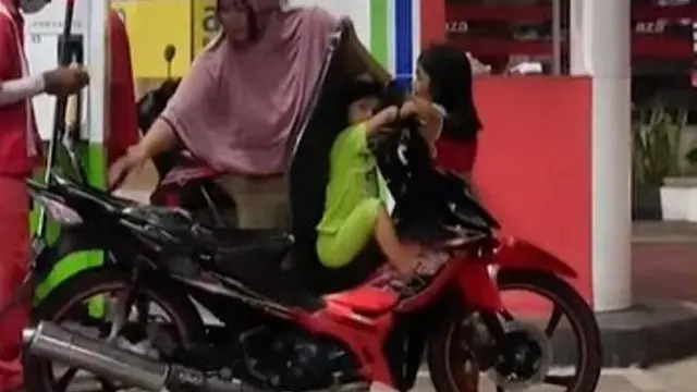 6 Aksi Emak-Emak Saat Isi Bensin Ini Bikin Geleng Kepala, Kocak