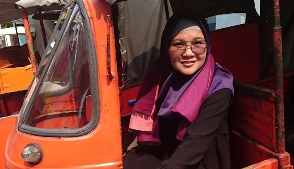 Tere memang sudah jarang muncul di panggung hiburan. Ia mengejutkan publik dengan memutuskan memakai hijab. Seperti diketahui, ia menjadi mualaf pada tahun 2000. (Foto: instagram.com/teretorial)