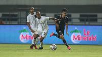 Pemain Timnas Indonesia, Witan Sulaeman (kanan) berebut bola dengan pemain Timnas Curacao, Shanon David Carmelia dalam laga uji coba FIFA Matchday antara Timnas Indonesia menghadapi Curacao di Stadion Gelora Bandung Lautan Api (GBLA), Bandung, Jawa Barat, Sabtu (24/9/2022) malam WIB. (Bola.com/Bagaskara Lazuardi)