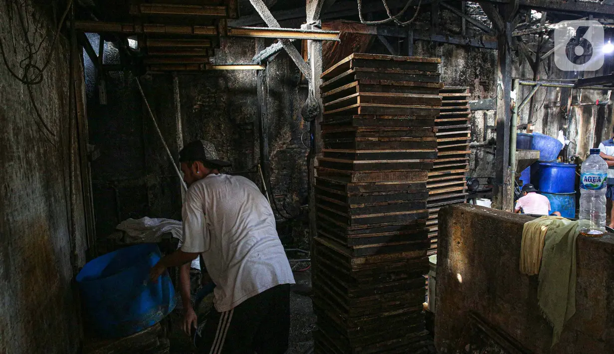 Pekerja saat melakukan mogok produksi di pabrik tahu di Jakarta, Senin (21/2/2022). Aksi sebagai respon terhadap harga kedelai yang terus merangkak naik hingga Rp12.000 per kilogram  di tingkat perajin. (Liputan6.com/Faizal Fanani)