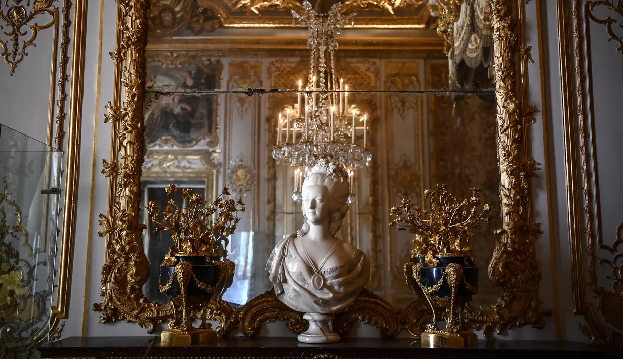 Bagian tempat tinggal Marie-Antoinette meliputi kamar kerja, perpustakaan, dan ruang biliar. Dia memiliki akses tempat perlindungan melalui pintu rahasia yang tersembunyi di kamar tidur resminya. (Christophe ARCHAMBAULT / AFP)