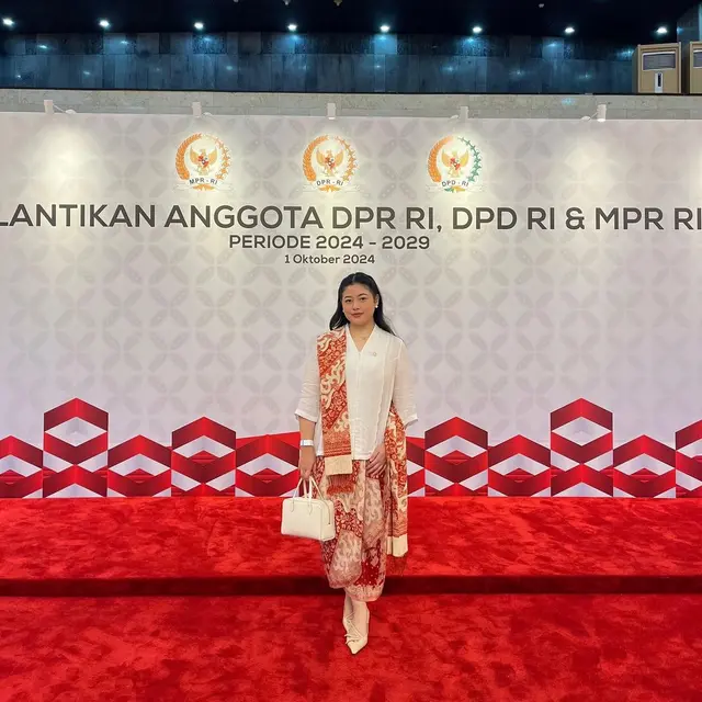 Gaya Pinka Anak Puan Maharani Dilantik Jadi Anggota DPR RI 2024-2029, Kompak Berkebaya Merah Putih dengan Sang Ibu