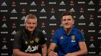 Harry Maguire menandatangani kontrak bersama Manchester United (MU) didampingi manajer Ole Gunnar Solskjaer. (Twitter)
