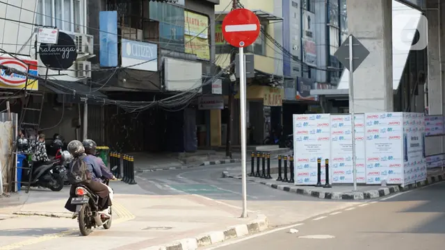 FOTO: Minim Sanksi, Pemotor Bebas Lawan Arah di Stasiun MRT Blok A