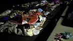 Warga tidur di taman bermain setelah gempa bumi 6,5 SR melanda Pulau Kos, Yunani, Sabtu (22/7). Gempa yang melukai 500 orang dan menewaskan dua orang membuat warga memilih tidur di luar rumah karena takut gempa susulan. (AP Photo/Petros Giannakouris)