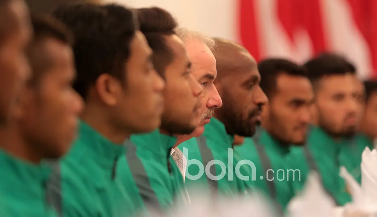 Pelatih Alfred Riedl dan pemain Timnas Indonesia tengah serius mendengar pesan-pesan Presiden RI, Joko Widodo di Istana Negara, (19/12/2016). (Bola.com/Nicklas Hanoatubun)