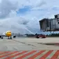 Water salute dari petugas pemadam Bandara SSK II Pekanbaru terhadap maskapai dari Singapura yang baru mendarat. (Liputan6.com/M Syukur)