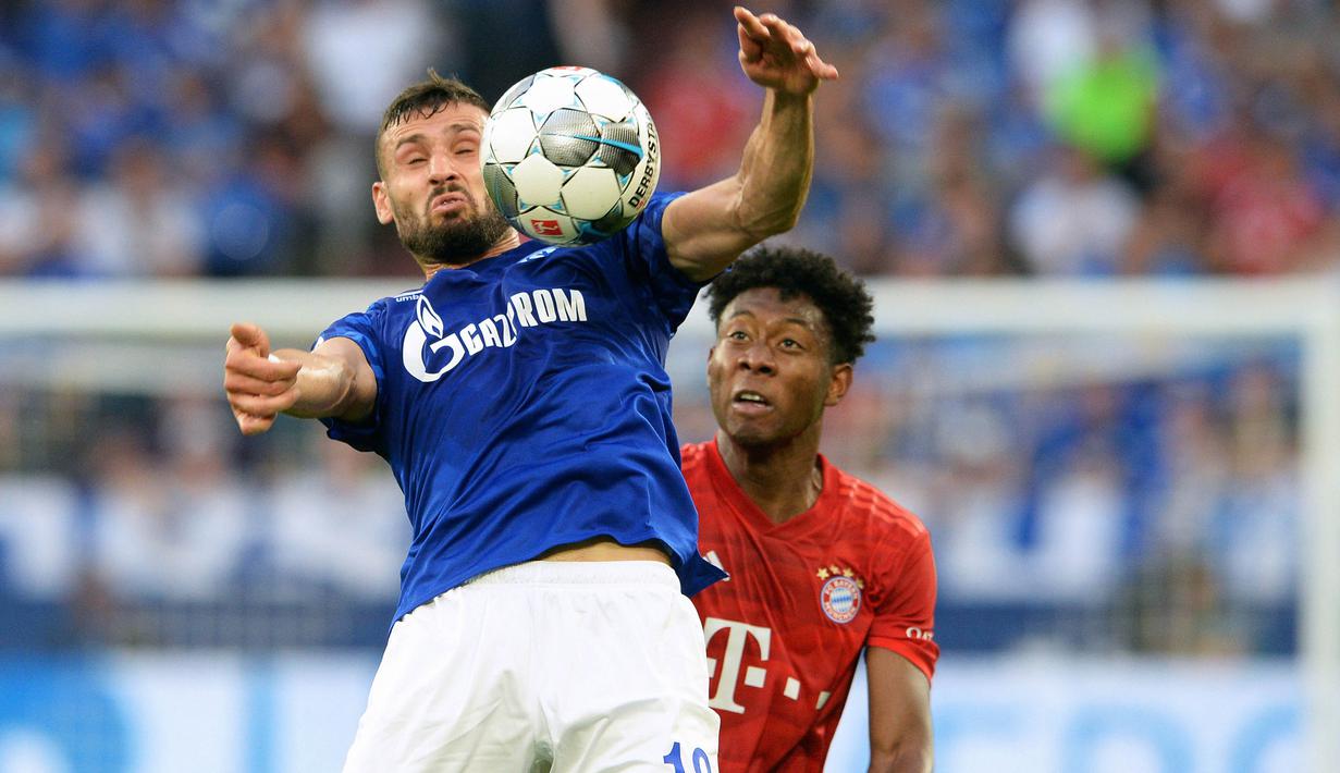Gelandang Schalke, Daniel Caligiuri, mengontrol bola saat melawan Bayern Munchen pada laga Bundesliga di Veltins-Arena, Gelsenkirchen, Sabtu (24/8). Schalke kalah 0-3 dari Munchen. (AFP/Uwe Kraft)