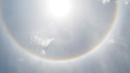 Fenomena halo matahari menghiasi langit  pusat kota Mexico City, Sabtu (7/7). Fenomena halo matahari terjadi karena pembiasan kristal es yang berada di sekitar matahari sehingga membentuk cincin pelangi yang mengelilingi matahari (AP/Moises Castillo)