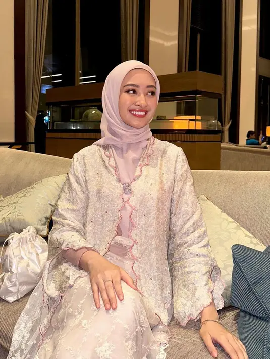 Inspirasi tampilan anggun ala Puteri Modiyanti dengan hijab segi empat. Sampirkan satu sisi hijab ke belakang, sementara yang lainnya di biarkan ke depan menutup dada. Permanis dengan bros. [@putmod].