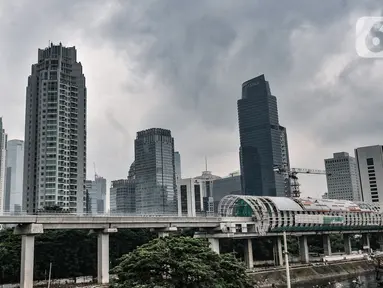 Pekerja menyelesaikan pembangunan stasiun Light Rail Transit (LRT) Dukuh Atas, Jakarta, Rabu (17/2/2021). Data per Januari 2021, pengerjaan prasarana LRT Jabodebek Tahap I telah mencapai 80,7 persen sehingga target beroperasi pada pertengahan 2022 akan tercapai. (merdeka.com/Iqbal S Nugroho)