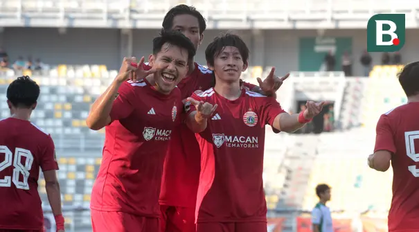 Pemain Persija Jakarta, Arlyansyah Abdulmanan, memamerkan selebrasi ala Spiderman setelah mencetak gol pembuka ke gawang PSMS Medan pada laga terakhir Grup B Piala Presiden 2026 di Stadion Gelora Bung Tomo, Surabaya, Sabtu (1/8/2026). Gol Arlyansyah membuka jalan kemenangan Macan Kemayoran sebelum akhirnya menutup pertandingan dengan skor 4-1 untuk memastikan langkah ke semifinal menghadapi Persib Bandung. (Bola.com/Wahyu Pratama)