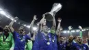 Pemain Chelsea mengangkat trofi juara Liga Eropa 2019 usai mengalahkan Arsenal pada laga final Liga Eropa di Baku Olympic Stadium, Kamis (30/5) dini hari WIB. Chelsea menang 4-1 atas Arsenal. (AP Photo/Luca Bruno)