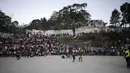 Ratusan warga Haiti ikut dalam ajang gulat yang disebut Pinge wrestling competition di Port-au-Prince, Haiti, Sabtu (26/3/2016). Acara ini untuk memperingati Paskah di Haiti. (REUTERS/Andres Martinez Casares)