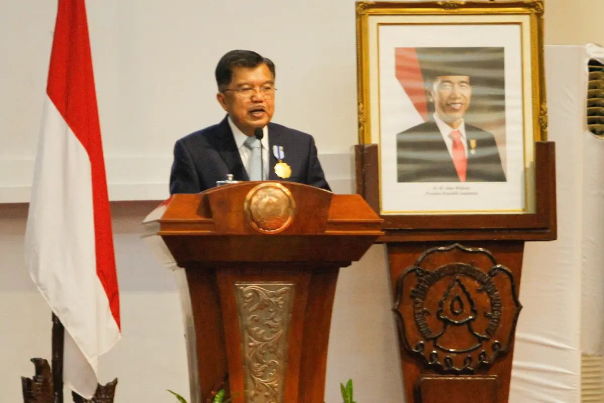 Wapres Jusuf Kalla Terima Penghargaan UNS