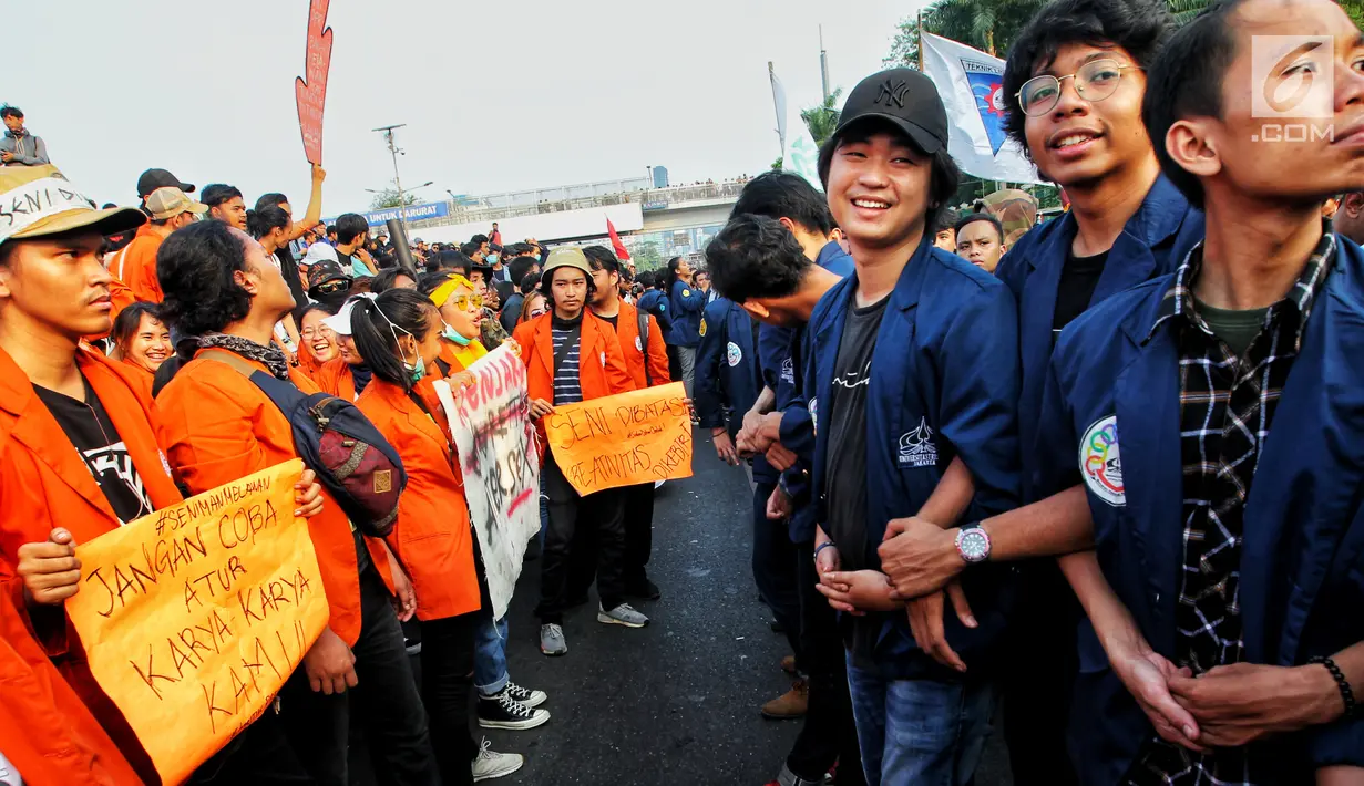Mahasiswa berbagai kampus berunjuk rasa di depan Gedung DPR/MPR, Jakarta, Senin (23/9/2019). Dalam aksinya mereka menolak pengesahan RUU KUHP dan revisi UU KPK. (Liputan6.com/JohanTallo)