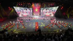 Seniman tampil saat upacara penutupan SEA Games 2021 di Hanoi, Vietnam, 23 Mei 2022. Kamboja akan menjadi tuan rumah SEA Games 2023 mendatang. (AP Photo/Achmad Ibrahim)