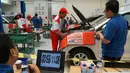 Sejumlah peserta menjalani tes perbaikan mobil dalam  kontes mekanik di Sunter, Jakarta Utara, Sabtu (12/1). Yayasan Dharma Bhakti Astra (YDBA) menggelar Kontes Mekanik UKM Bengkel Mitra YDBA. (Liputan6.com/HO/Eko)
