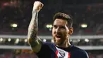 Persaingan dua pemain terbaik di dunia, Cristiano Ronaldo dan Lionel Messi dalam mencetak berbagai rekor terus saja terjadi. Di Liga Champions musim 2022/2023 ini La Pulga yang sejak musim lalu membela PSG baru saja memperlebar jarak dengan CR-7 dalam hal membobol gawang klub di kompetisi kasta tertinggi Eropa tersebut. Satu gol yang dicetaknya ke gawang Benfica membuatnya telah mencetak gol ke gawang 40 klub berbeda, sementara Cristiano Ronaldo yang musim ini tidak bermain di Liga Champions baru melakukannya terhadap 38 klub. Mau tahu klub mana saja yang jadi lumbung gol Lionel Messi? Berikut daftar 5 besarnya. (AFP/Patricia De Melo Moreira)