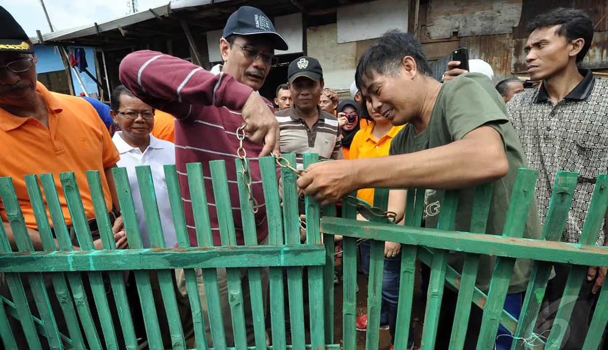 Wakil Gubenur DKI, Djarot Syaiful Hidayat bersama warga saat menggembok tempat pembuangan sampah liar di Pejaten Timur, Jakarta, Minggu (21/12/2014). (Liputan6.com/Miftahul Hayat) 