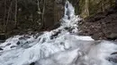 Air terjun Nideck yang membeku di Oberhaslach, Prancis timur (27/2). Cuaca dingin di Siberia yang dijuluki "The Beast from the East" membuat suhu di sebagian Eropa menurun. (AFP Photo/Patrick Hertzog)