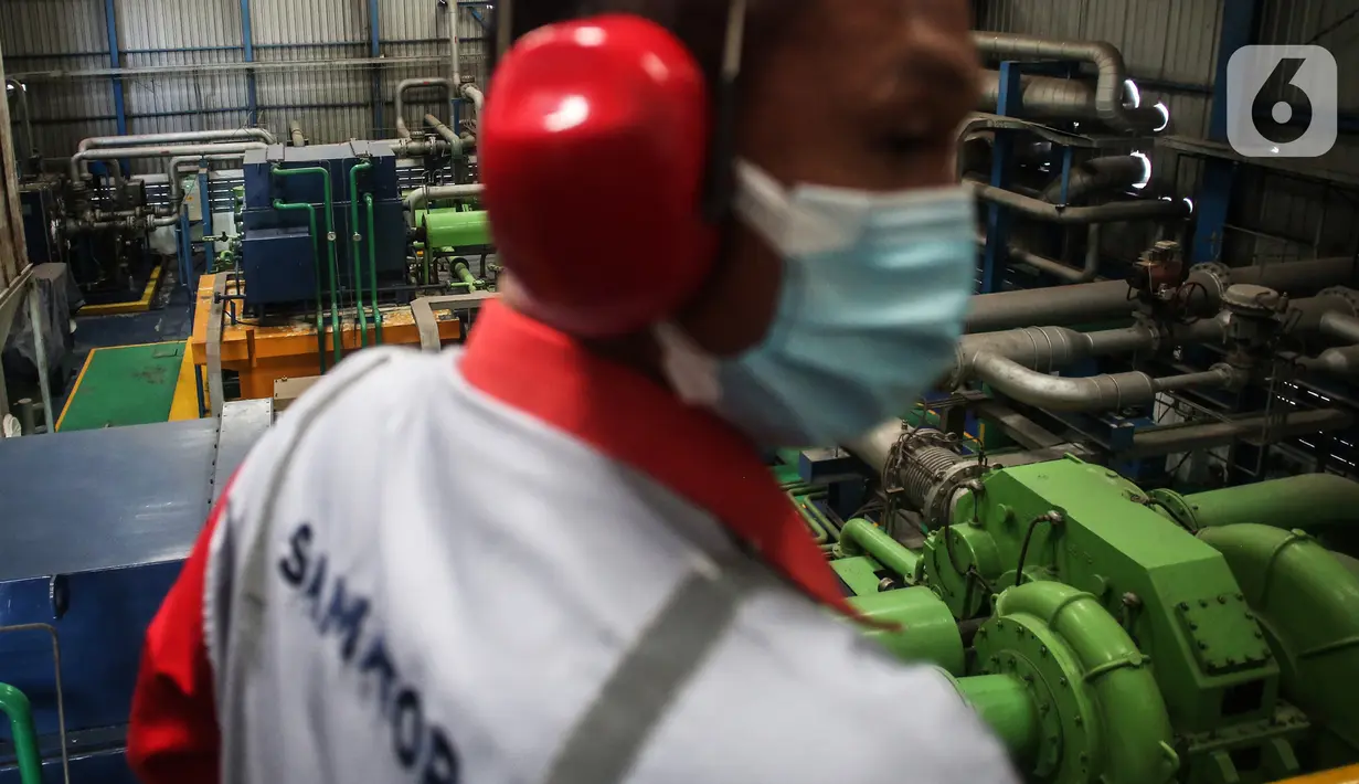 Petugas memantau mesin penghasil oksigen di PT Samator Gas Industri Kawasan Pulo Gadung, Jakarta, Jumat (6/8/2021). Kementerian Kesehatan dan Satgas Covid-19 DPR dalam sidaknya menghimbau produksi oksigen untuk industri dikurangi dan dialihkan untuk kebutuhan pasien Covid-19 (Liputan6com/JohanTallo)