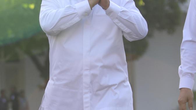 Ketua Umum Partai Gerindra Prabowo Subianto berjalan memasuki kompleks Istana Kepresidenan, Jakarta, Senin (21/10/2019).  Prabowo Subianto tiba di Istana di tengah suasana pengumuman calon menteri kabinet Presiden Joko Widodo atau Jokowi. (Liputan6.com/Angga Yuniar)