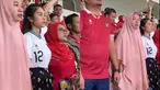 Azizah Salsha terlihat fokus saat melihat sang suami berlaga. Arhan tampil apik di laga Indonesia vs Turkmenistan dengan sumbang 1 gol. Azizah Salsha terlihat fokus saat melihat Arhan bertanding. (Liputan6.com/TikTok/abcdine)