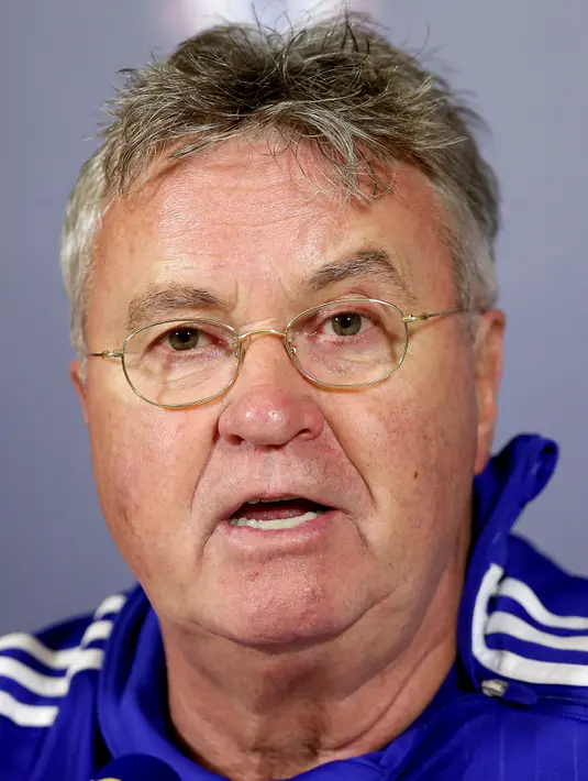 Pelatih Chelsea yang baru Guus Hiddink saat melakukan konferensi pers di tempat latihan Chelsea, Inggris, (23/12).Pelatih 69 tahun ini pernah membawa Korsel menjadi Juara ke-4 di Piala Dunia 2002. (Reuters/Matius Childs) 	
