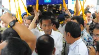 Presiden Joko Widodo mencoba moda transportasi MRT dari Stasiun Bundaran HI-Lebak Bulus di Jakarta, Selasa (19/3). Jokowi mengajak sejumlah Menteri Kabinet Kerja menjajal MRT Jakarta. (Liputan6.com/Angga Yuniar)