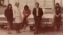 Bob sadino berpose dengan sejumlah wanita di sebuah showroom mobil. (www.facebook.com/ance.dewianti)