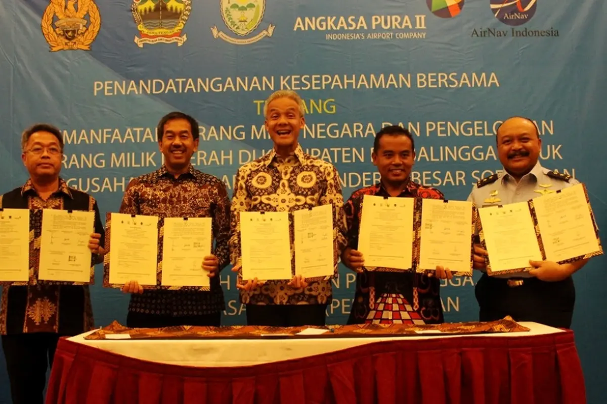 Senyum sumringah Gubernur Jateng Ganjar Pranowo dan Bupati Purbalingga, usai menandatangani MoU detail pembangunan Bandara JBS. (Foto: Liputan6.com/Muhamad Ridlo/Dinkominfo PBG)