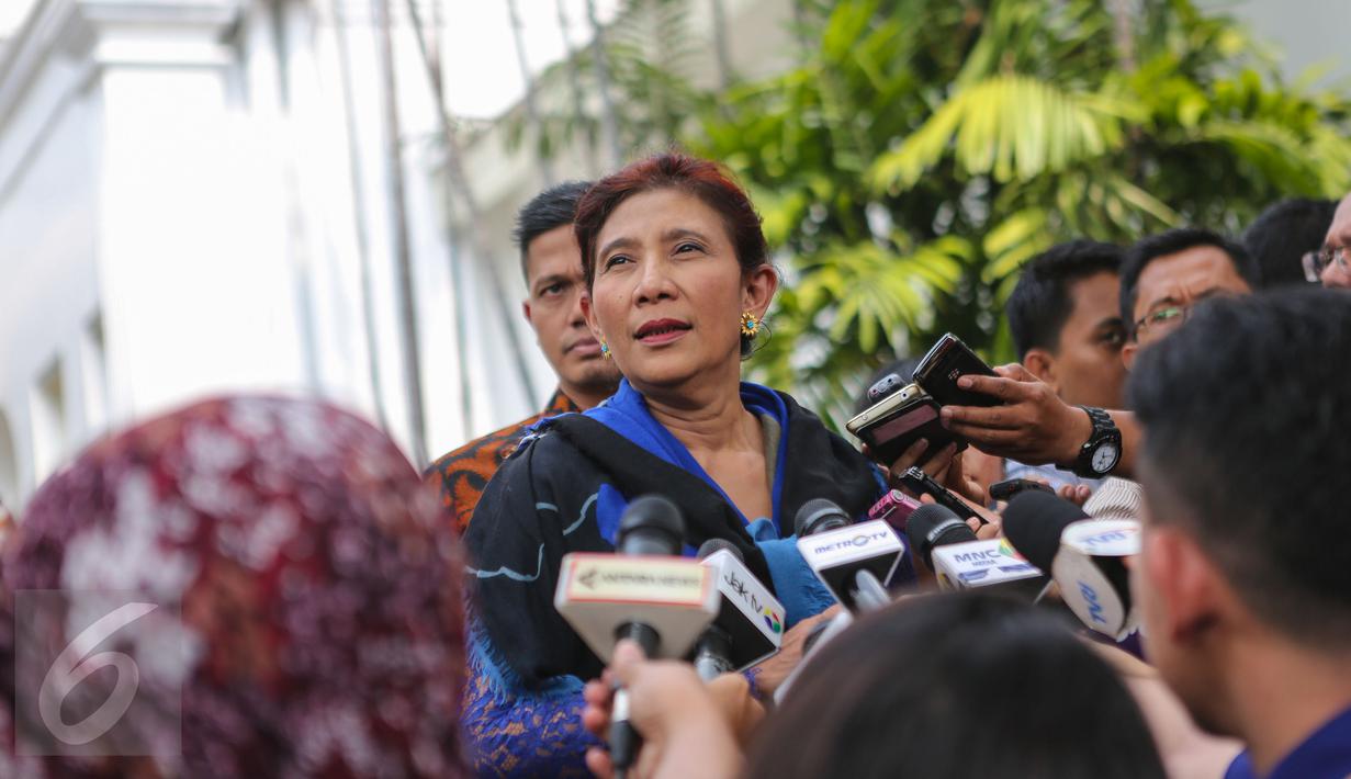Menteri Kelautan dan Perikanan, Susi Pudjiastuti ketika memberi keterangan usai menemui Presiden Jokowi di Istana Merdeka, Jakarta, Senin (22/6). Kedatangan Menteri Susi untuk melaporkan dicabutnya izin 15 perusahaan ikan. (Liputan6.com/Faizal Fanani)